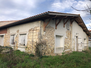 Located in Jau Dignac et Loirac.