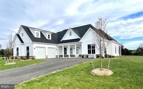 Welcome to this remarkable 5 bedroom, 3.5 bath ranch style home featuring an open floor plan with 10ft ceilings throughout the main level. The kitchen offers quartz countertops, a large island, and a breakfast area with bay windows and features a gas...