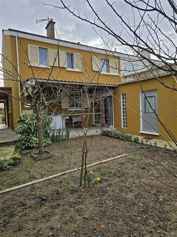 Maison La Crèmetterie close to everything (transport, shops and schools. On the ground floor: an entrance, a dining room with wood stove, an equipped kitchen, a utility room, a living room and a toilet. On the first floor, a landing serves 4 bedrooms...