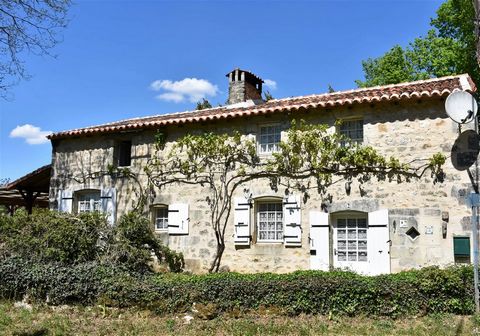 EXCLUSIVE TO BEAUX VILLAGES! Situated 7km from Saint Savinien sur Charente, one of the most beautiful villages, this 3 bedroom house has been carefully renovated by the current owners of 30 years. A marriage of stones and beams, it retains its old wo...