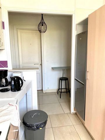 This 12m² room is fully furnished. It has a double bed (140x190) and a bedside table with lamp. There is also a work area with a desk, chair and lamp. The bedroom also has plenty of storage space: a wardrobe with hanging space and a shelf. This room ...
