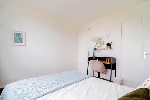 Discover this delightful 10m² room for rent. Located in the heart of a 75m² flat on the 10th floor of a residence with lift, this room has everything you need to make your stay here the best it can be. Its unobstructed view over Paris and its chic, i...