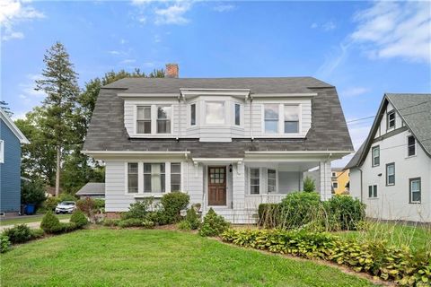 **PRICED TO SELL!** This stunning single-family home in Westville New Haven boasts five bedrooms and three and a half bathrooms. With over 4,000 square feet of space, it offers a perfect blend of classic elegance and modern amenities. Some of the fea...