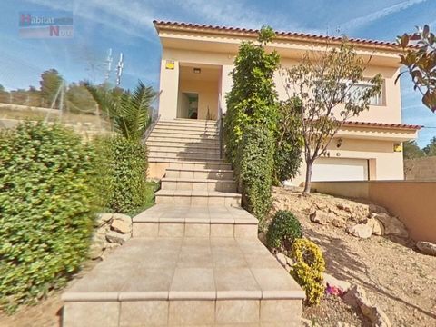 Welkom in uw nieuwe huis in La Bisbal del Penedès! Dit prachtige vrijstaande huis/villa is perfect voor wie op zoek is naar rustig wonen in een gevestigde urbanisatie. Met 143 m2 gebouwd op één verdieping, heeft deze woning een grote garage op de beg...