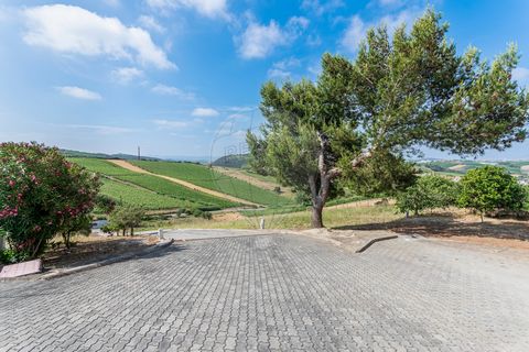 Just 35 minutes from Lisbon, in the charming town of Varatojo, in Torres Vedras, we can find this charming farmhouse that is for sale in Casal da Torre. This unique property offers a tranquil lifestyle in the countryside, with all modern amenities at...