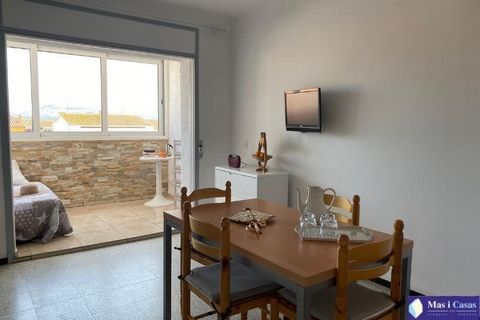 EXCLUSIVE - A bright studio, located in the quiet residential area of Riells, close to the shops and the large beach of Riells. It has a living-dining room with an open kitchen and night area, a completely renovated bathroom with shower. The 25 m2 ac...