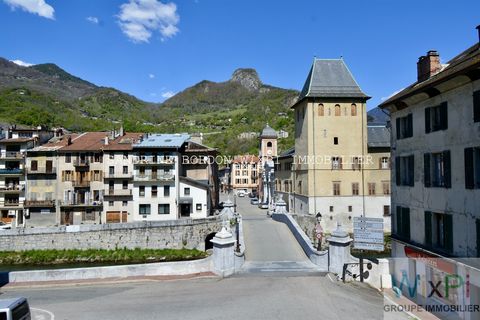 Make a real estate investment with this beautiful apartment with beautiful dimensions for a T6 intended for rental in the territory of Moutiers. To arrange a visit to this apartment, you can contact your agency Sandrine BORDON. Good choice for a fami...