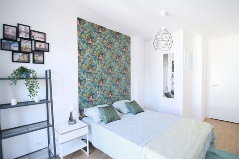 14m² room, fully furnished. It has a double bed (140x190) and a bedside table with lamp. A work area is included, composed of a desk with chair and lamp. The room also has a built-in cupboard with hanging space and a shelf. Located at the gates of Pa...