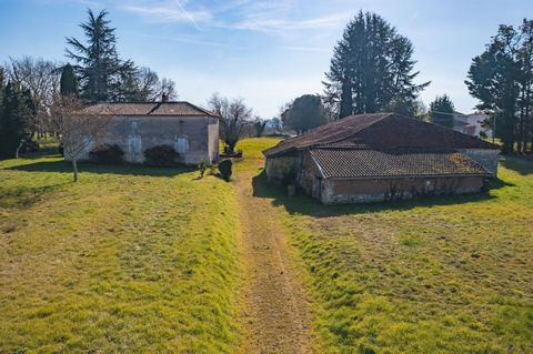 Ideally located in bias small farmhouse offering a dwelling house of about 145m2 on two levels to refresh, barn of about 200m2 with part of the roof to redo. On a plot of 8516m2. Possibility to acquire more land. Features: - Garden