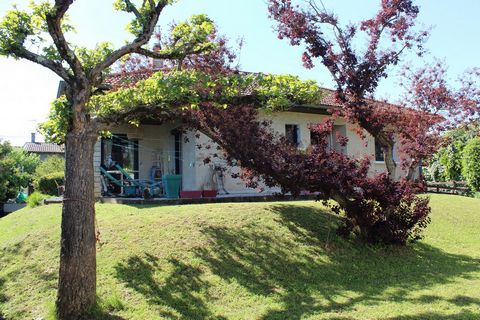 Miribel - Great potential for this house of 1980 with a surface of 90 m2 + 105 m2 in semi-buried basement and partly convertible into office rooms or games rooms. Access to the house is outside by a few stairs. The house is well maintained and tastef...