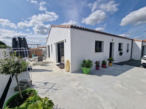 In a quiet area walking distance from amenities and the beautiful valley of Bignon, come and discover this modern house offering: a living room with a fitted and equipped kitchen (35m2), a pantry, 3 bedrooms, one with a dressing room, a bathroom and ...