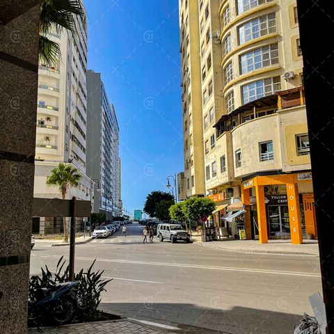 Diese geräumige Wohnung von 147 m2 befindet sich in der beliebten Gegend von Nejma in Tanger und wird von Ihrer Agentur CENTURY21 Tanger zum Verkauf angeboten und bietet eine einzigartige Gelegenheit, in der Nähe der schönen Corniche der Stadt zu leb...