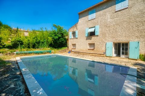 At the foot of the Luberon, come and discover this villa located in Peypin d'Aigues, 15 minutes from Pertuis and 20 minutes from Manosque. Villa with beautiful volumes composed on the ground floor of an entrance, a large living room of 40M2 with fire...