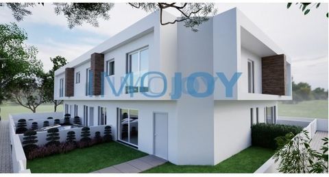 Excellent 3 bedroom semi-detached villa in the centre of Fernão Ferro, with excellent finishes, located in the centre of Fernão Ferro. With floating flooring, kitchen worktop with white quartz stone, built-in wardrobes with linen-like interior. Const...