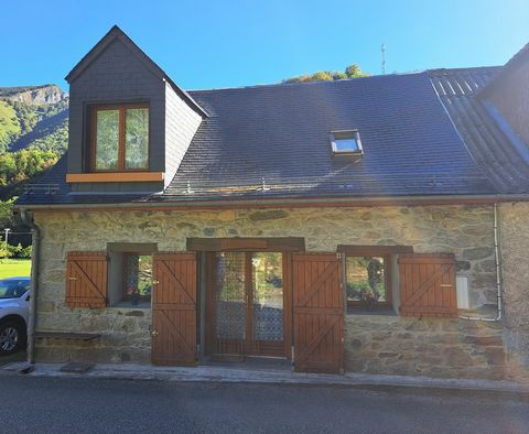 If you are looking for the charm of typical properties in the valley, a view, proximity to the ski resort and hiking trails, this house is made for you. Located in a small village in the Ustou valley, in a quiet area, this property offers on the grou...