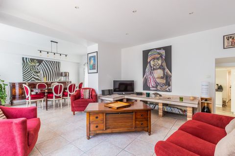 Located in the heart of the city, the Primo agency invites you to discover this charming atypical house composed of an entrance / living room, a living room; an equipped kitchen, a separate toilet, a bathroom. On the 1st floor is two bedrooms, one wi...