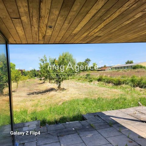 NOT USUAL HERE Real estate complex on land of 15,000 m² including: - House in the heart of the Audomarois marsh with 180 m² of living space: open kitchen equipped with remaining appliances, living room, dining room, bathroom 3 bedrooms and an office....