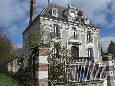 Bourgeois house from the 1920s, 6 bedrooms, 195m2 hab. on 666m2 - To be refreshed 1st level: moulded ceilings, at 2.90 Vestibule : 4.30x2m (8.60m2), extended by hallway, cement tile floor Kitchen: 3.50x3m (10.20m2) Dining room: 4.40x4m (17.40m2) oak ...