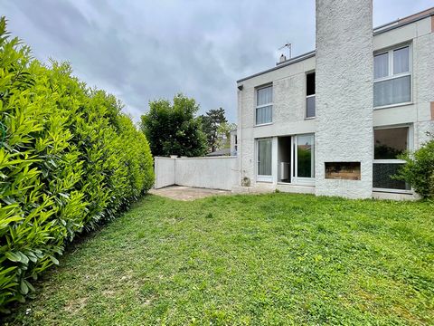 Discover the joy of living in this charming family home, ideally nestled in the immediate vicinity of the Épernay hospital. With a generous surface area of 104 m2, this property offers a peaceful living environment with its 4 bedrooms cleverly distri...