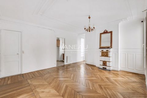 Notre Dame-des-Champs - Lycée Stanislas- In a beautiful stone building, on the first floor with elevator, the Vaneau group offers you an apartment of 71m². It consists of an elegant living room, two bedrooms, an office, a bright kitchen, a bathroom a...