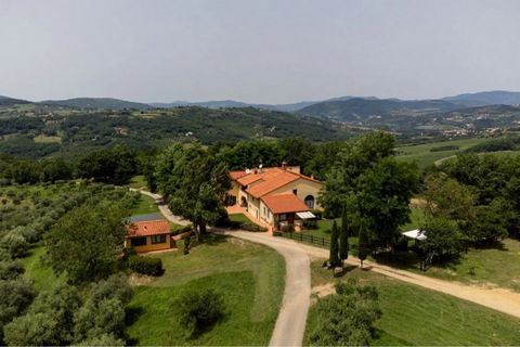Villa principale et deuxième ferme utilisée comme une ferme toscane typique rénovée au début des années 2000 près de Sant’Ellero et Rignano sull’Arno, emplacement stratégique. Située dans un chemin de campagne tranquille dans la région de Sant’Ellero...