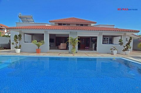 4 bedrooms with private bathroom 5 Full Bathrooms Two kitchens, one hot and cold Half Bath Service room with bathroom Large terrace Dining room with 12 chairs and table in marble Large swimming pool Plant 20 kilos Jacuzzi Garden Parking for 4 vehicle...