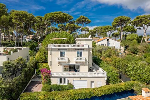 Questa elegante villa in stile Belle Époque, di circa 250 m², offre un tetto spazioso e una splendida piscina. Si trova in una zona molto privata di Cap d'Antibes, adagiato su un terreno di circa 1.253 m². La disposizione interna comprende un soggior...