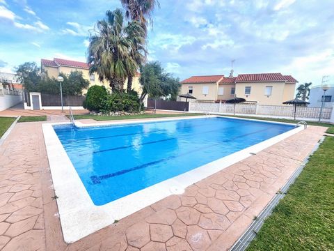 Beautiful townhouse of 110 m2, FURNISHED and with communal pool. It has 3 double bedrooms, 2 bathrooms (with 1 shower tray and 1 bathtub), living room of 28 m2, equipped kitchen of 15 m2, parking space, covered main terrace of 50 m2, covered secondar...