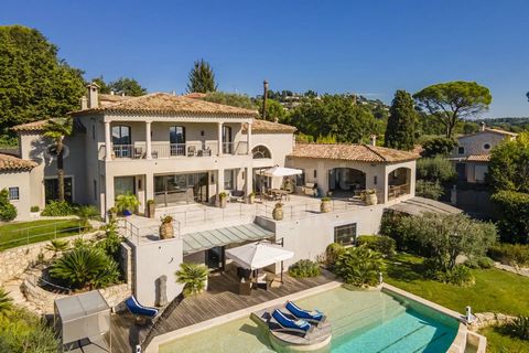 This expansive property spanning approximatively 580m² with elegant finishing touches, graces a generous 3386m² plot of land, complete with a heated swimming pool. Situated just a few minutes away from all local conveniences, it is nestled in a tranq...