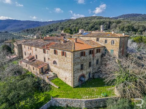 We present to you a unique property - a Tuscan rustico that exudes its unique charm, not least due to its breathtaking panoramic views. The house we are offering for sale is no ordinary property, but part of the characteristic Borgo Duddova, the form...