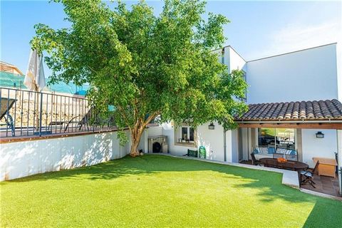 Palm. Semi-detached house with pool with sea views. This house has an area of approximately 230.67m2 and consists of a spacious living room with integrated fitted kitchen and island, 4 double bedrooms, fitted wardrobes, 3 bathrooms (1 en suite), porc...