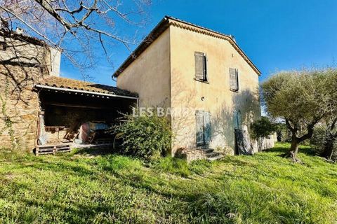 In the heart of the village of Gassin, this house of approximately 120 m2, built on a generous plot of more than 4000 m2, reveals a breathtaking view of the Golden Islands. It requires updating. In addition, you have the possibility of renovating a b...