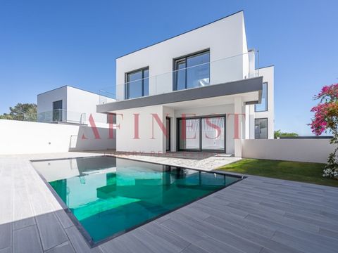 LOOKING FOR CONTEMPORARY DETACHED HOUSING IN ALCABIDECHE? This Well Located villa with excellent access is what you are looking for! Construction in masonry coated with hood. The areas of this excellent villa are distributed as follows: Ground floor ...