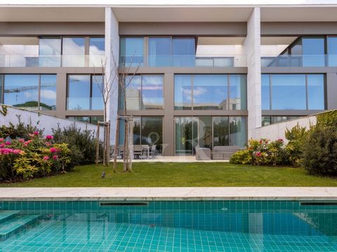 Magnificent 4-storey villa with 341 sqm (including garage and storage room) and 213 sqm of outdoor areas located in the development Legacy Cascais. The entrance is on the first floor, with a garden at the entrance, which corresponds to the social are...