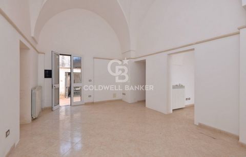 POUILLES - SALENTO - NOCIGLIA À Nociglia, dans une position centrale et à quelques pas du fascinant Palazzo Baronial, nous proposons à la vente une maison individuelle d’environ 250 m2 avec un espace ouvert devant et derrière. La propriété, datant de...