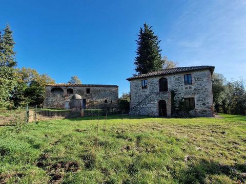 In the heart of the Chianti region and just a few minutes' drive from Siena lies this property in need of renovation, which is just waiting for you to give it a new lease of life. The two buildings, dating back to the 18th century, are situated on a ...