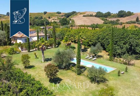In Veio's Regional Park, a protected area just 20 minutes from Rome, there is this elegant country house with a pool for sale. This property is surrounded by two hectares of leafy grounds, offering splendid gardens and arable land at its side. T...
