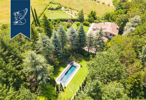 This elegant three-storey villa measuring 400 sqm is for sale near Arezzo. Its rooms are a tribute to Art Nouveau, while the gardens have been designed and cared for with the mastery of English design. The property's grounds measure 2 hectares a...