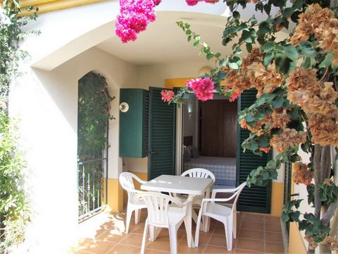 Keenly priced is this ground floor, corner 2 bedroom, 2 bathroom apartment situated within walking distance to the shopping centre and Tavira. The resort benefits from 2 pools, tennis court and gardens. The apartment has both air conditioning and cen...