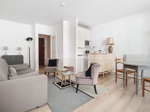 Paris 16 - Auteuil - 1st floor - Studio - 27.75 m2 - Balcony - Located in a sought-after area, this studio offers an ideal living environment, in the immediate vicinity of shops, the market and public transport. The studio consists of an entrance of ...