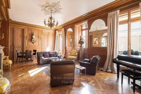 Rue de la Paix, a stone's throw from Place Vendôme. This elegant apartment on the 4th floor of a luxurious mid 19th century freestone building with a caretaker offers 81 sqm of bright and peaceful living space. It includes a fully south-facing panell...