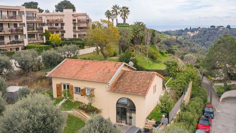 Detached house located in a condominium and with access to the swimming pool and tennis court. Located on Avenue de Fabron, this house extends over two levels, offering a surface area of 143m2 Carrez law and 850m2 of garden. The first level can opera...