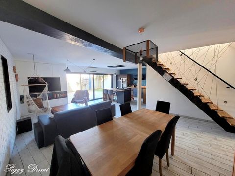 NIEUL-SUR-MER, commune côtière très prisée, située à 5 km de La Rochelle. Maison contemporaine de 122 m2 construite en 2015 sur une parcelle de 221 m2. Cette très belle maison familiale à toit plat offre : Au rez-de-chaussée, une entrée avec vestiair...