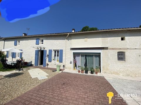LG IMMO offers a beautiful Charentaise of more than 300m2 on a plot of about 1000m2 with forecourt and terrace facing south and a garden overlooking a large public park. This exceptional house includes two levels with PRM access on the first level. I...