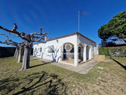 Urban finca in the town of Mainou in Montroig del Camp. The 93m2 house is distributed on a single floor with four double bedrooms, bathroom, separate kitchen and living-dining room with fireplace; In addition there is an attached garage with electric...