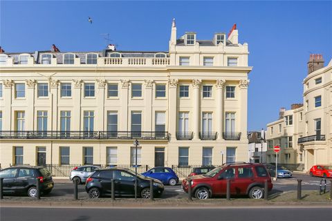 The apartment briefly consists of a sizable kitchen diner leading onto an open living room, two double bedrooms one with an en-suite bathroom and a further family bathroom. Constructed in 1826, a gorgeous cream façade is the backdrop to original, Cor...