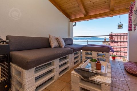 House with a living area of 100 m2, only 70 m from the sea! It consists of three bedrooms, living room, bathroom, attic and terrace with open sea views. It is completely furnished with furniture, PVC joinery, air conditioning, and telephone connectio...