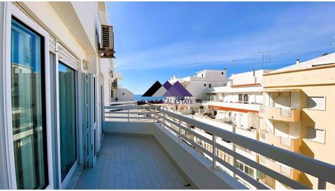 Fantastic 3 bedroom apartment excellently located across the first line in Monte Gordo with garage box and sea view! Apartment located on the fifth floor of a building with elevator, comprising entrance hall with built-in storage cupboard, kitchen wi...