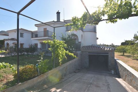 Located in Alhaurín de la Torre. Large independent house for sale in the neighborhood of 