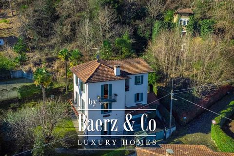 Characteristic period house for sale, located in an enchanting and peaceful setting, offering a breathtaking view of the charming Borromeo Islands and Lake Maggiore. This detached house for sale, located in the Stresa hamlet of Carciano, represents t...